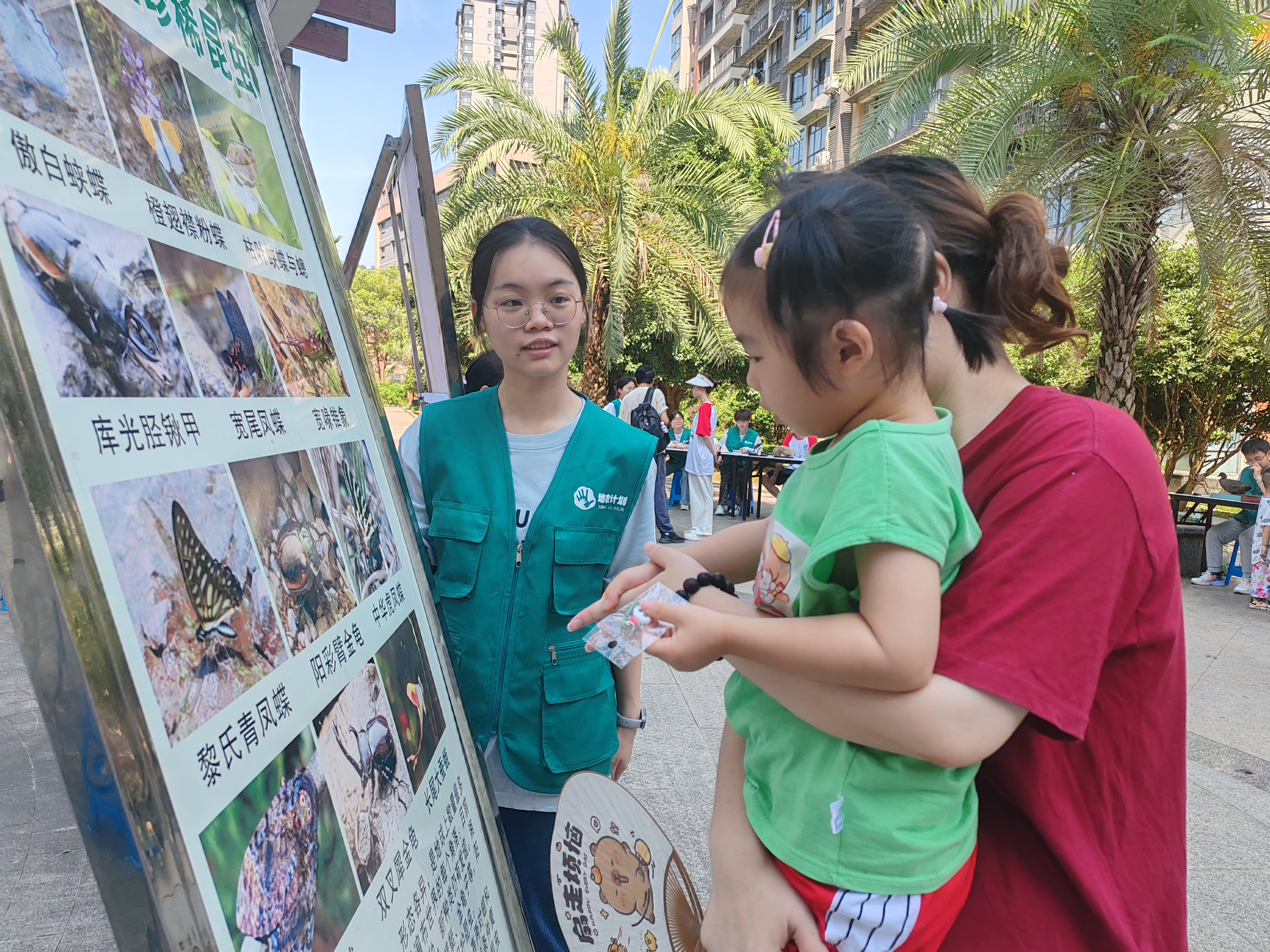 图为展板讲解  刘羽婕摄.jpg