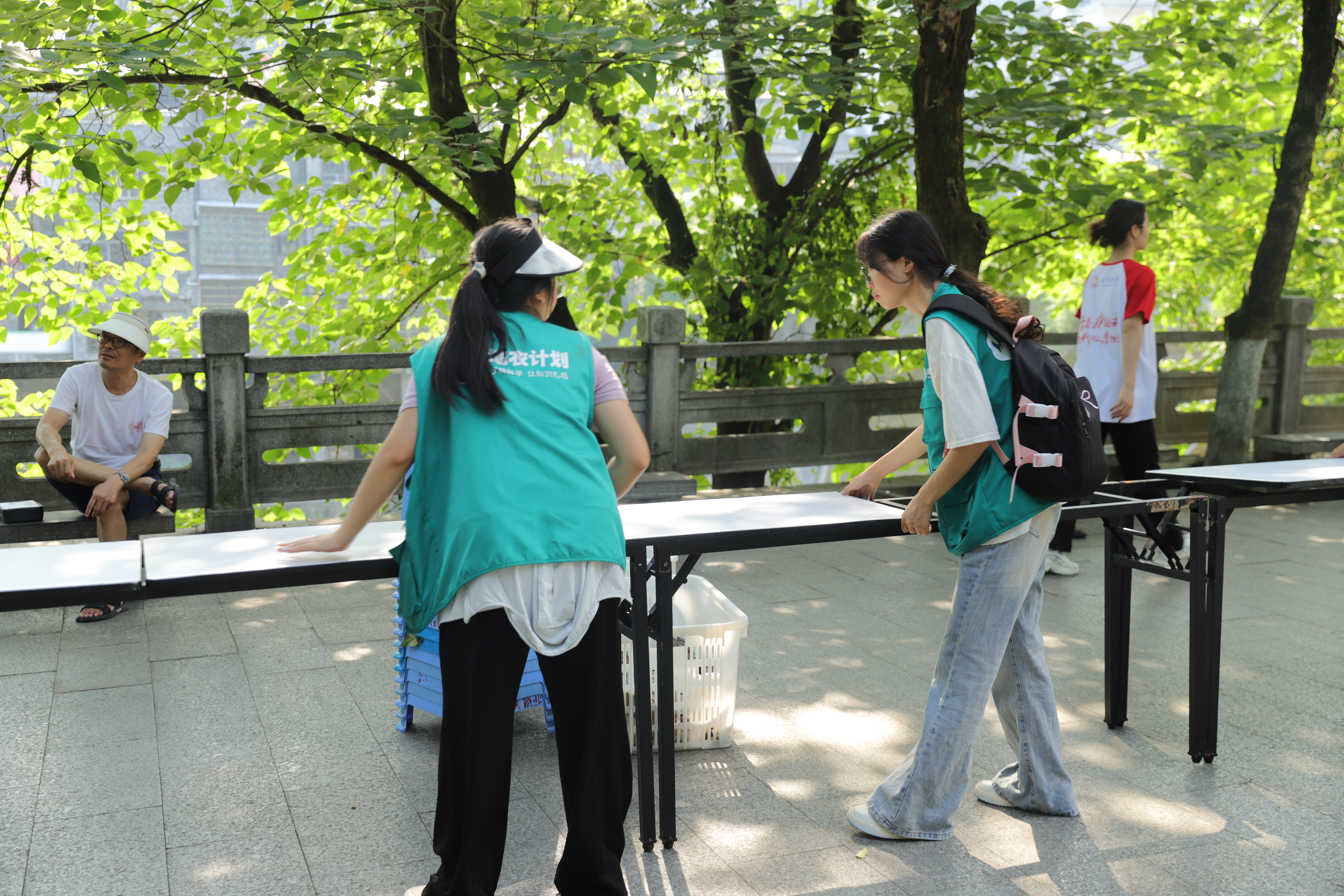 图为搬运物资 (2).JPG