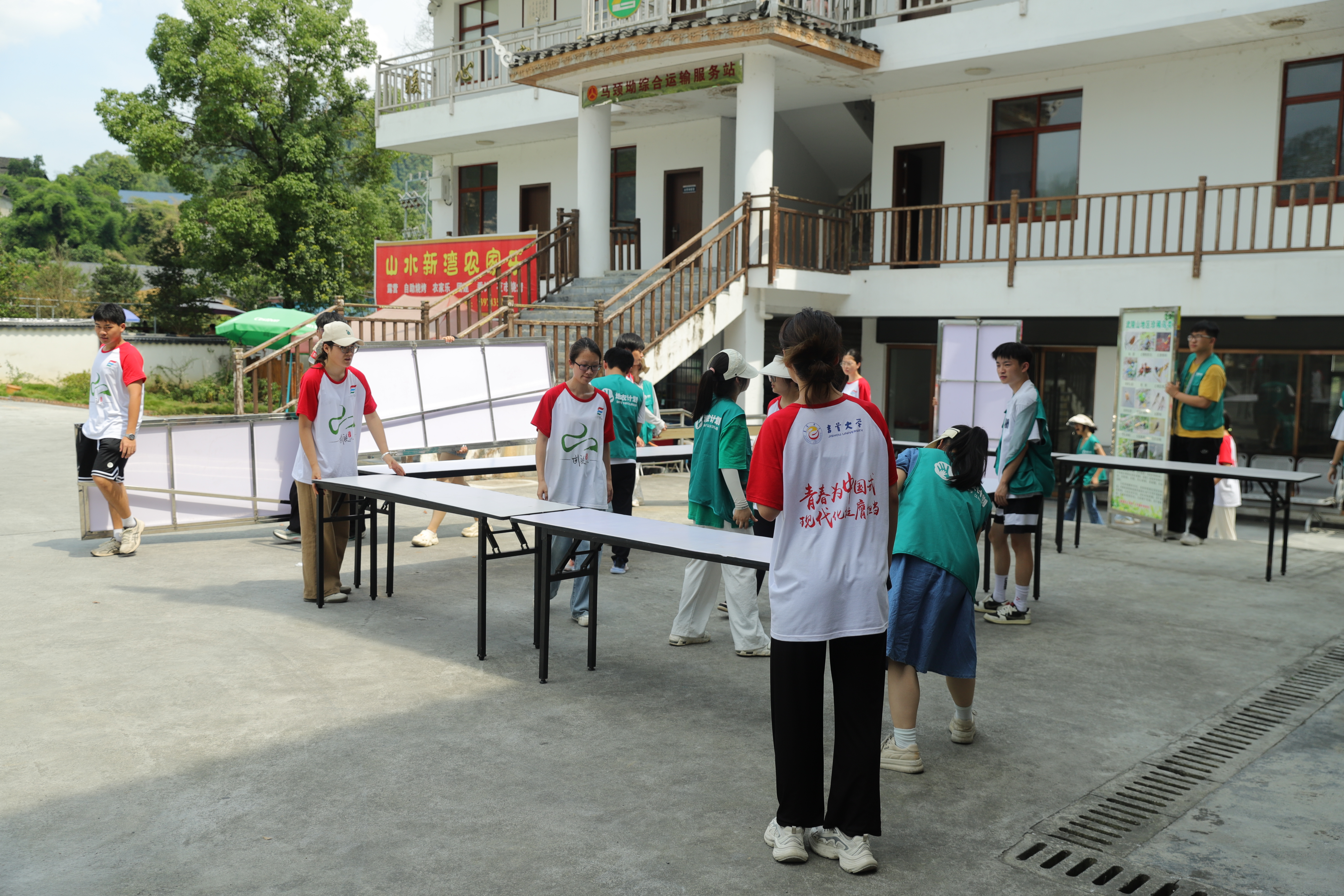 图为志愿者布置现场 (2).JPG