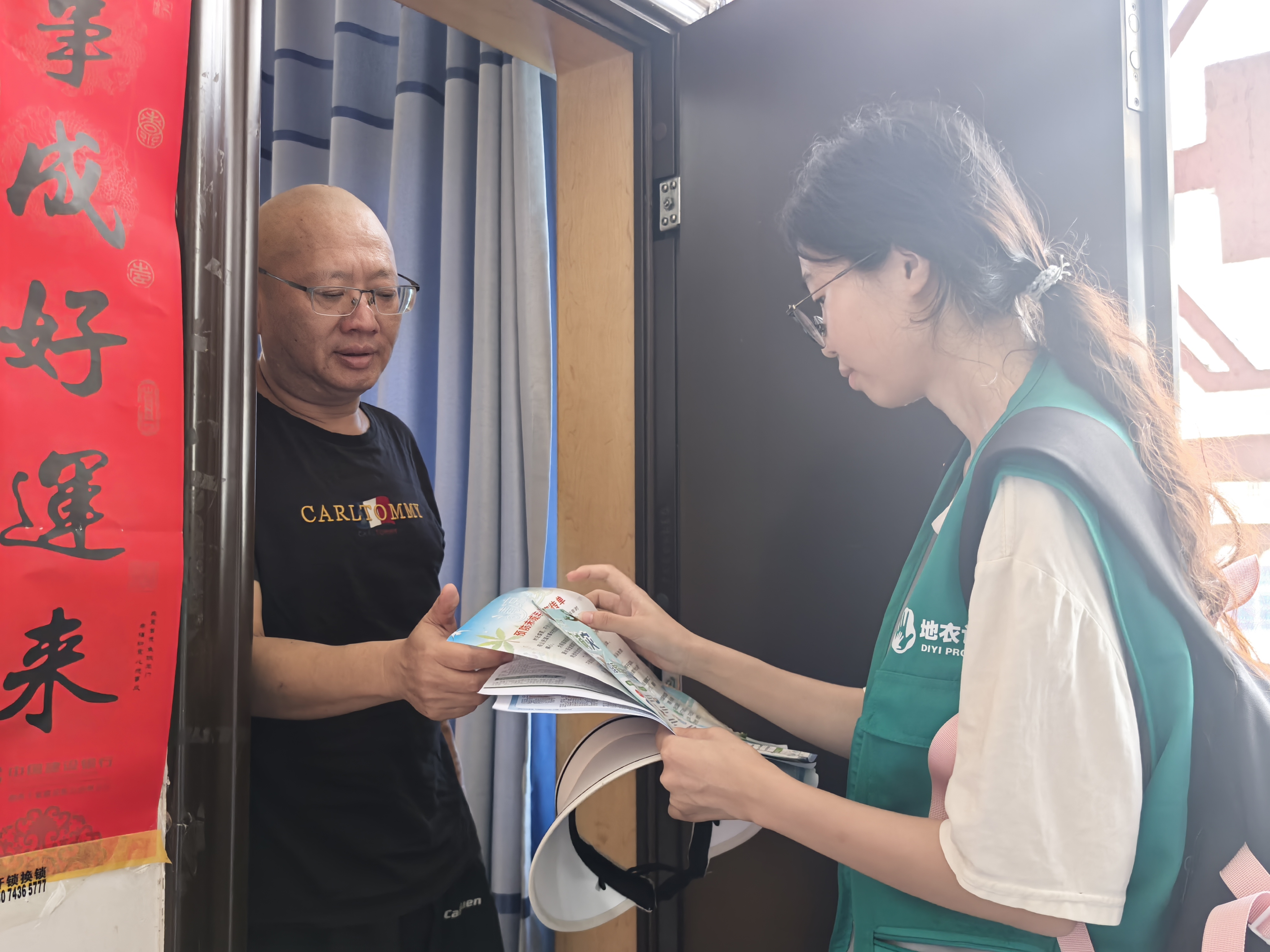 图为入户宣讲3 周欣欢摄.jpg